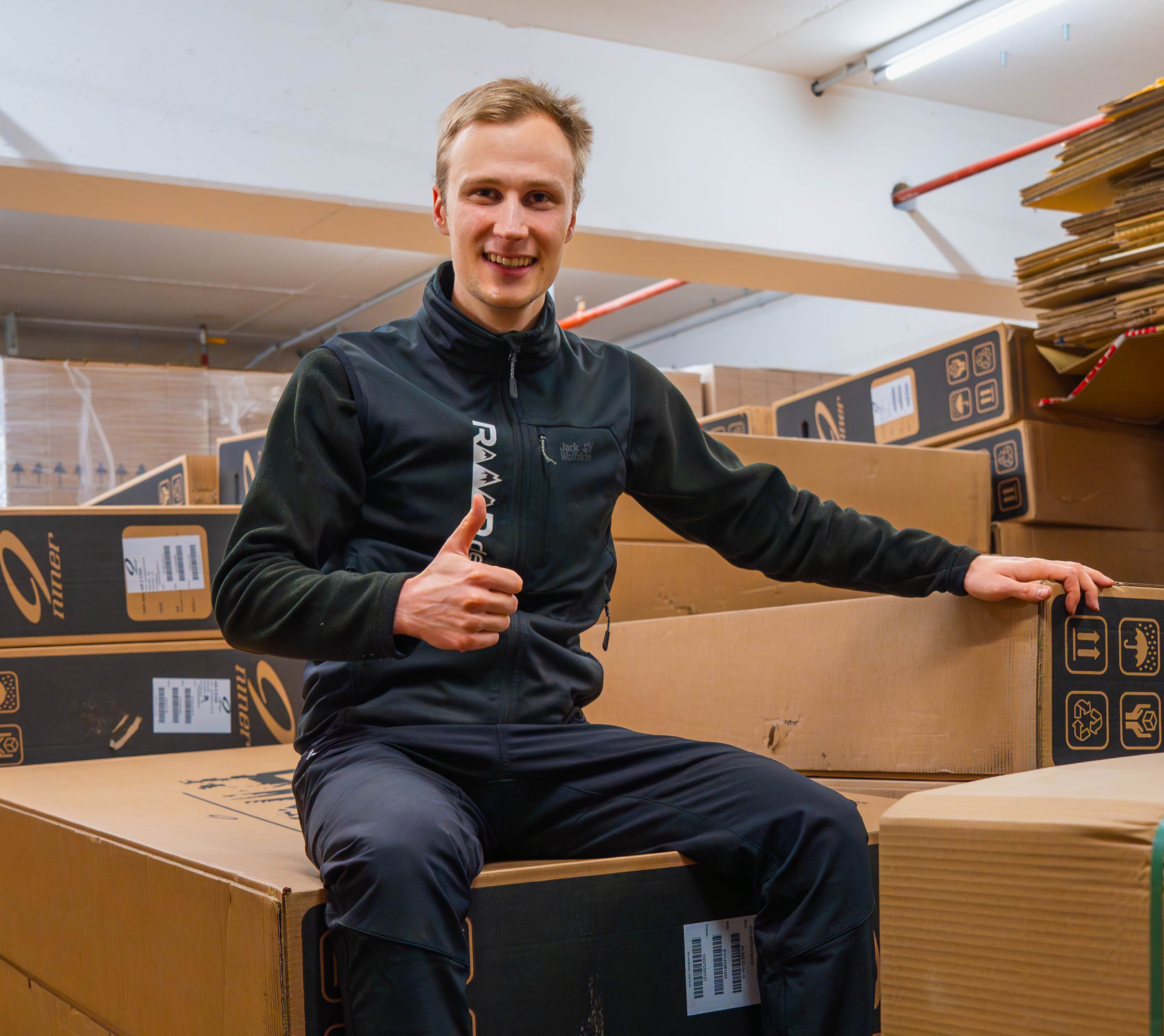 Fahrradlager mit Mitarbeiter zwischen Fahrradkartons – professionelle Versandlogistik für Mountainbikes, E-Bikes und Fahrradteile im Onlinehandel